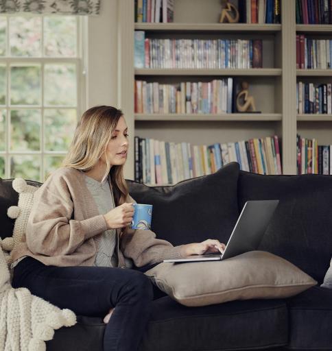 Femme introduisant une demande d'indemnisation d&rsquo;assurance Squartrade