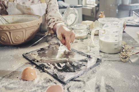 En Talkmore-enhet som ligger p&aring; kj&oslash;kkenbenken dekket av bakeingredienser