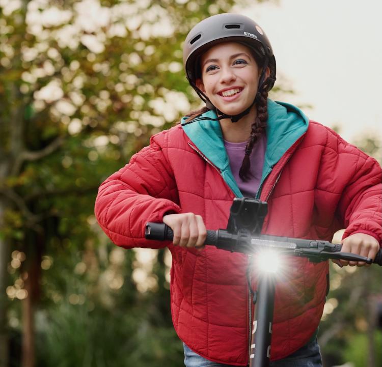 Ragazza su uno scooter elettrico.